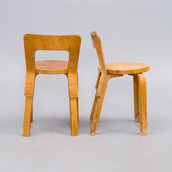 STOLAR, ett par, modell 65, Alvar Aalto Artek. 1900-talets mitt. Modellen formgiven 1935.