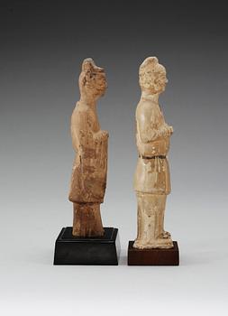 FIGURINER, två stycken, glaserat lergods med spår av bemålning. Tang dynastin (618-907).