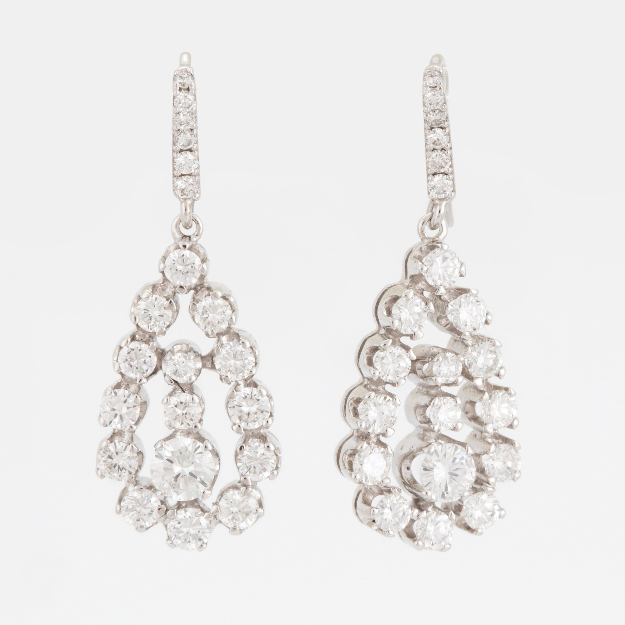 EARRINGS, 18 carat white gold with diamonds approx. 2.50 cts, pear-shaped.