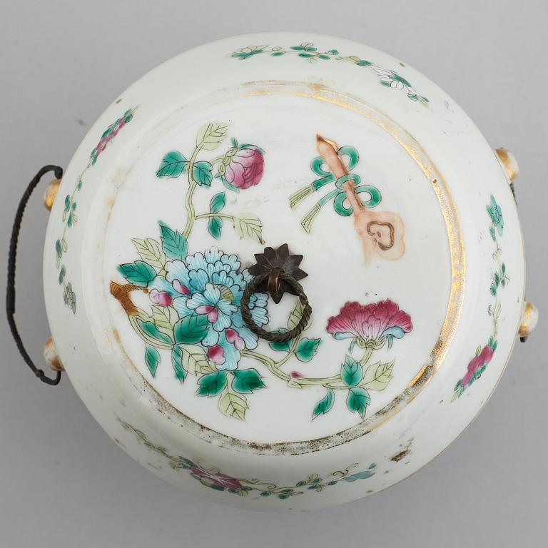 A famille rose jar with cover, late Qing dynasty, circa 1900.
