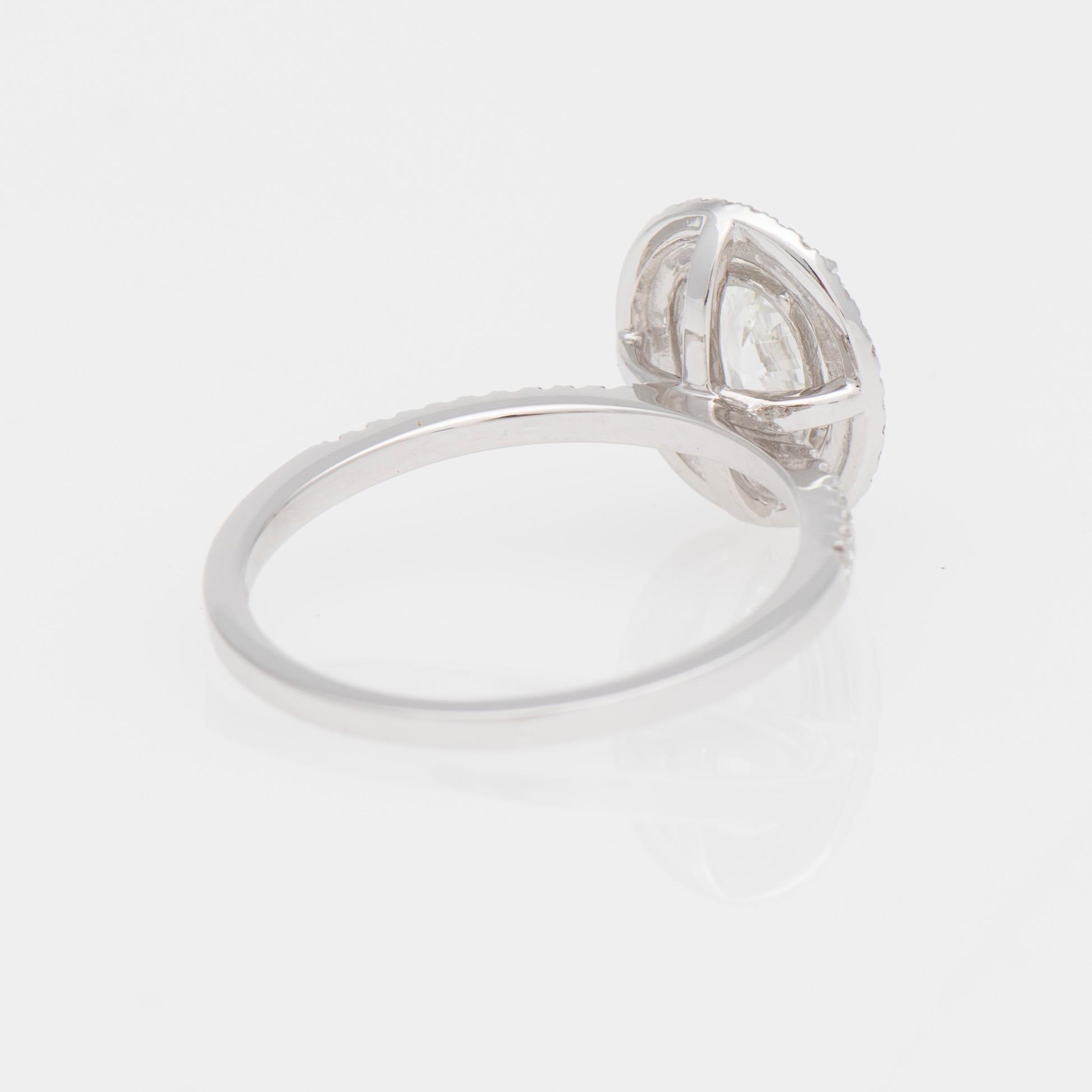 RING, vitguld 14K, ovalslipad diamant ca 1,01 ct. Små diamanter tot. ca 0,80 ct.