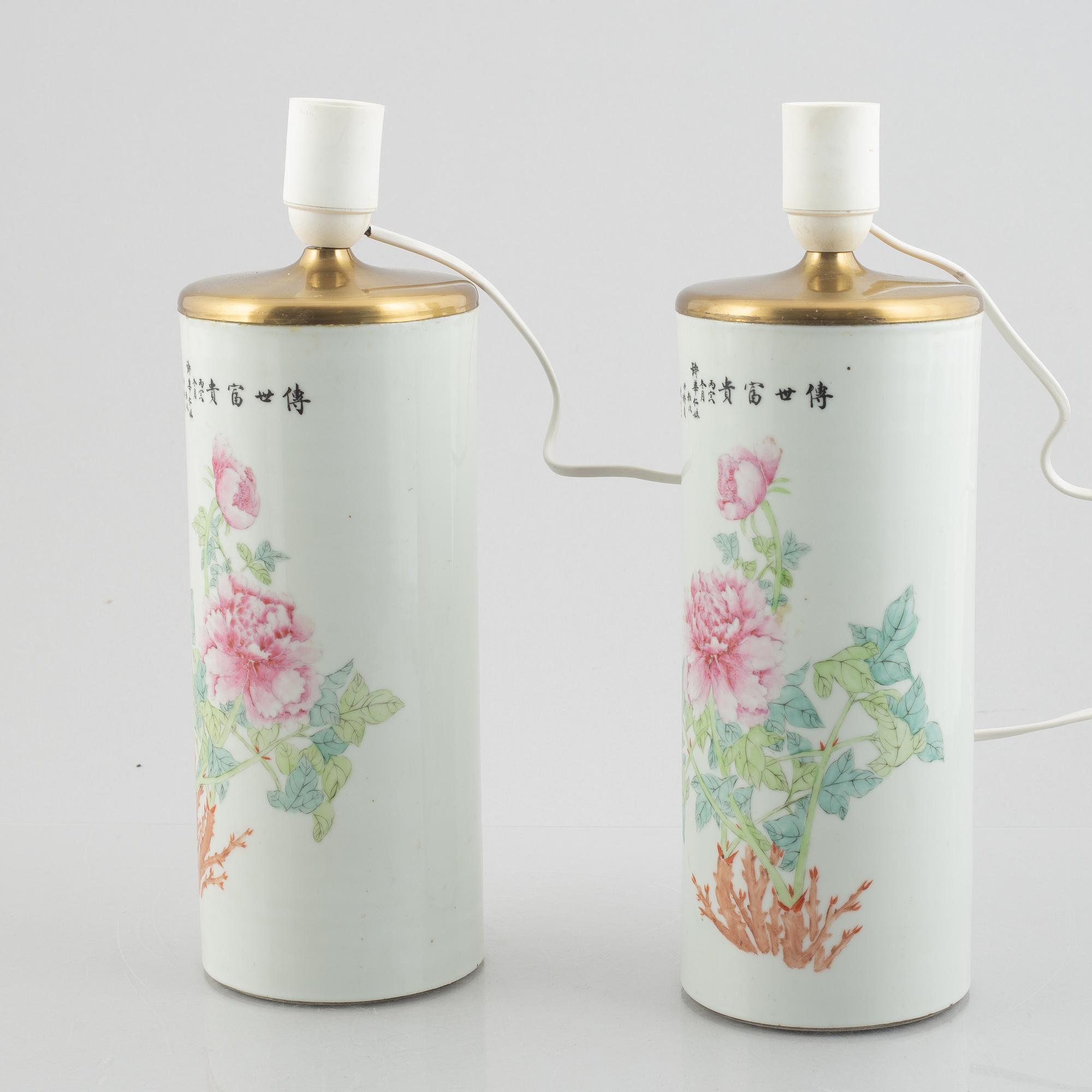 A pair of Chinese porcelain vases, 20th century.