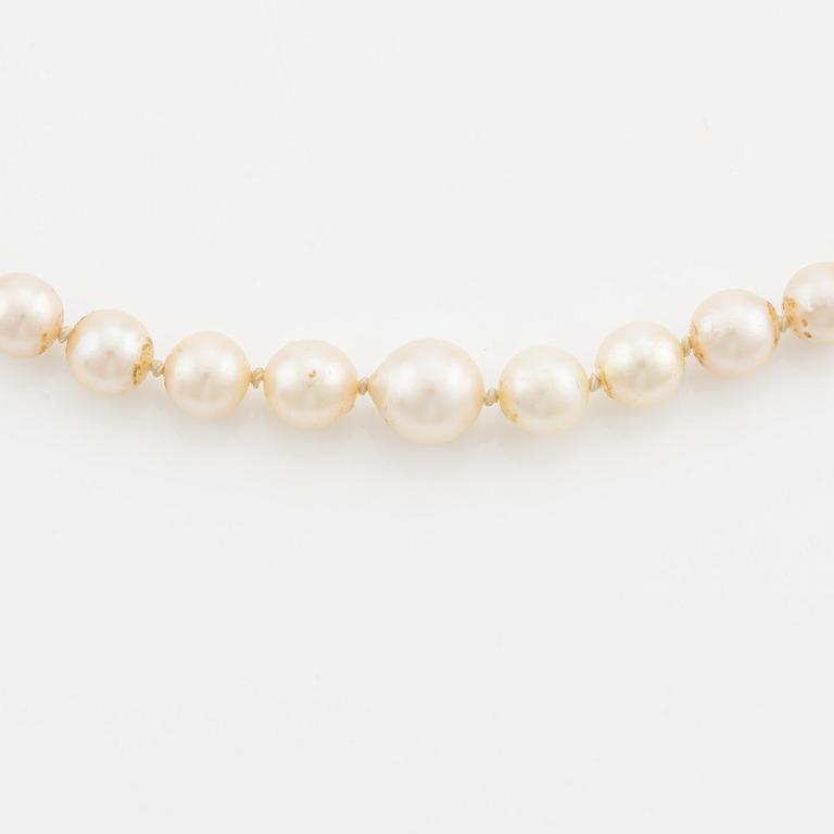 Pearl necklace, with graduated cultured pearls, silver clasp.