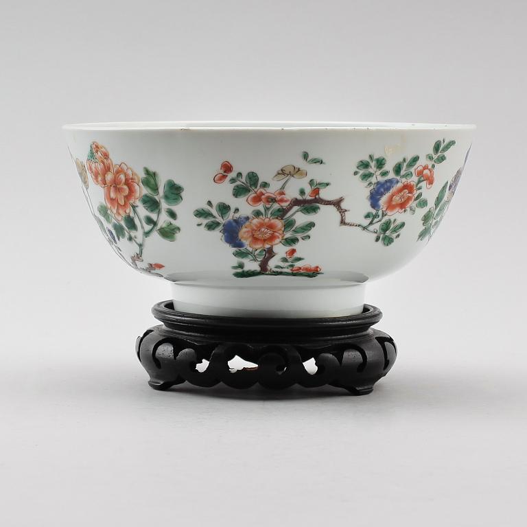 A famille verte bowl, Qing dynasty Kangxi (1662-1722).