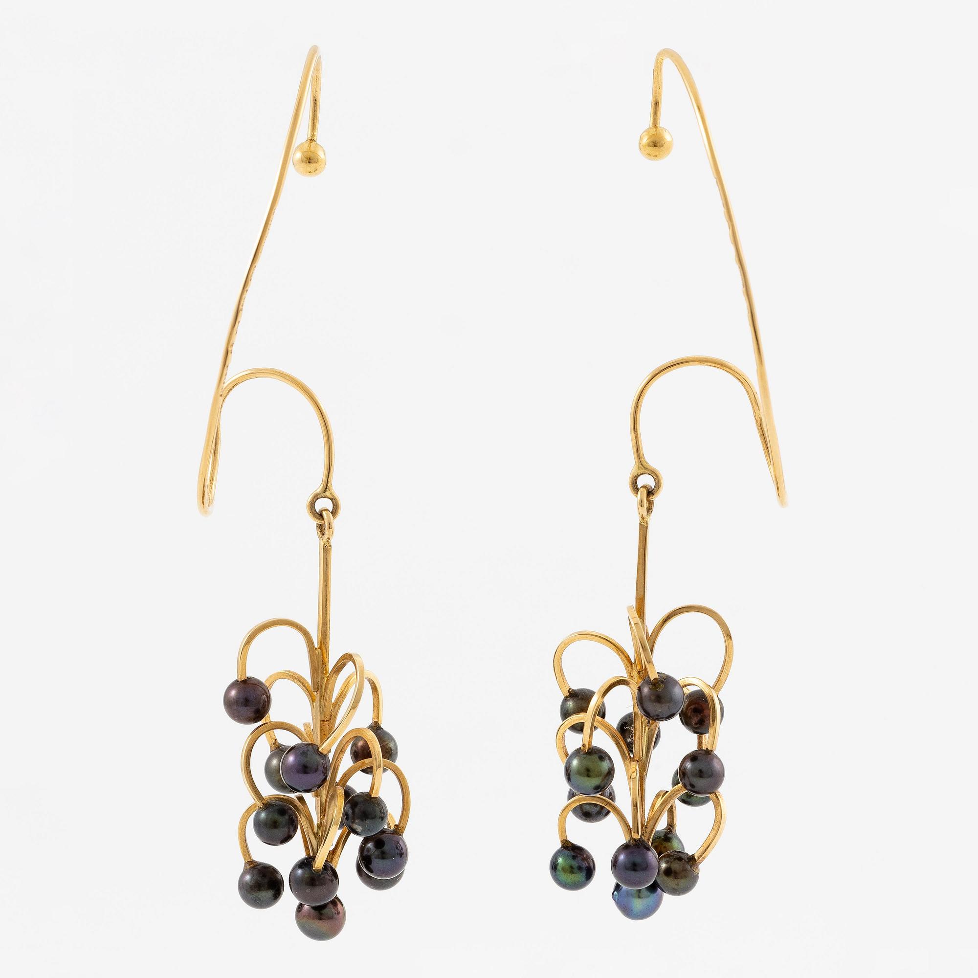 Sigurd Persson, a pair of earrings, 18K gold with cultured pearls, Stockholm 1965.