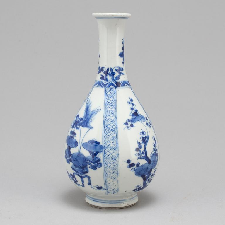 A blue and white bottle vase, Qing dynasty, Kangxi (1662-1722).
