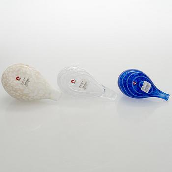 Oiva Toikka, A set of three glass birds, signed O. Toikka Iittala, Finland.