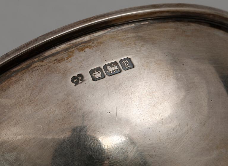 MUGG SAMT SKÅL, silver, Chester 1935 resp Sheffield 1916. Totalvikt ca 370 gram.