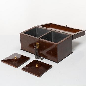 A mahogany box, 19th century.