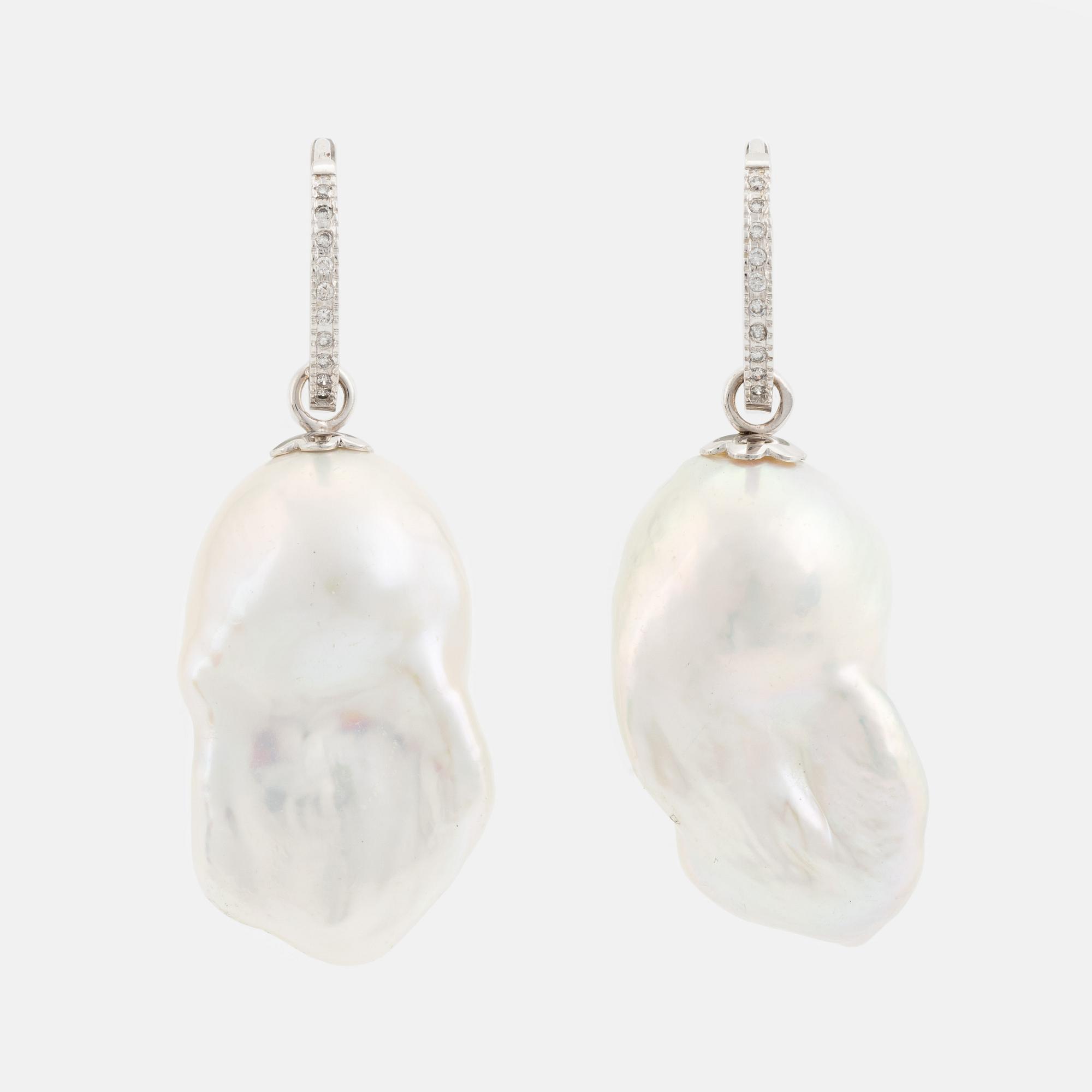 Örhängen med barocka sötvattenspärlor och briljantslipade diamanter.
