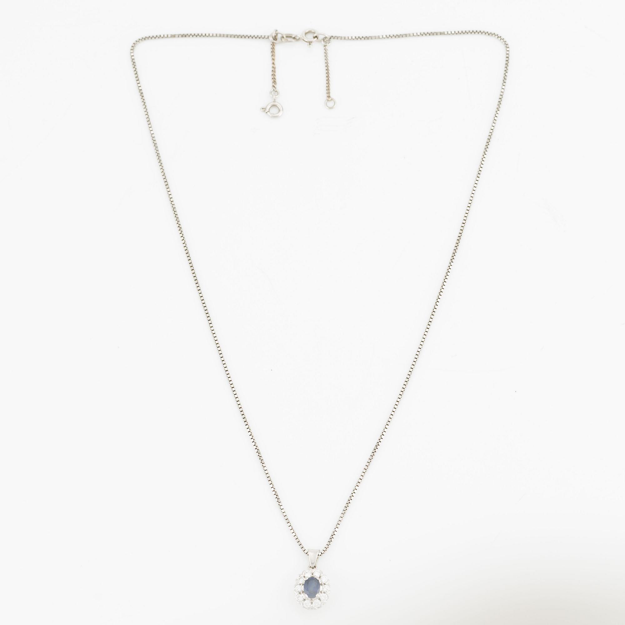 Hänge med kedja 18K guld med en safir och runda briljantslipade diamanter.