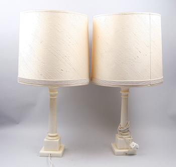 BORDSARMATURER, ett par, alabaster. 1900-talets slut.