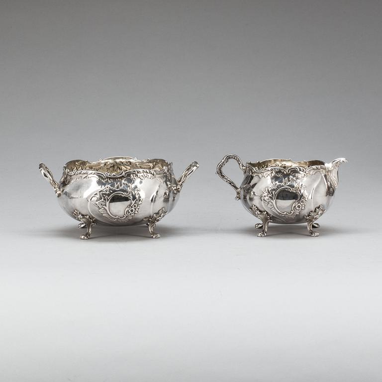 KAFFE- OCH TESERVIS, 4 delar. Silver, firma Michelsen. Köpenhamn 1931. Rokokostil. Ca 3500g.