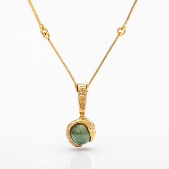 BJÖRN WECKSTRÖM, A 14K gold pendant "Kultasammal" with moss agate and a chain. Lapponia 1971 and 1986.