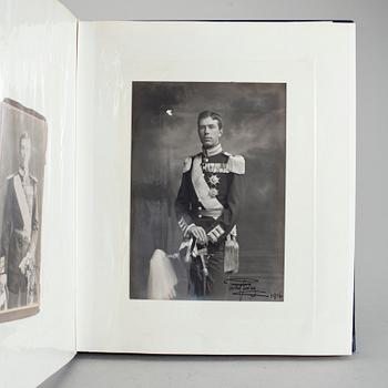 KUNGLIGA BILDER OCH FOTON, bla två egenhändigt signerade av Kung Gustaf V resp två av Kronprins Gustaf Adolf.