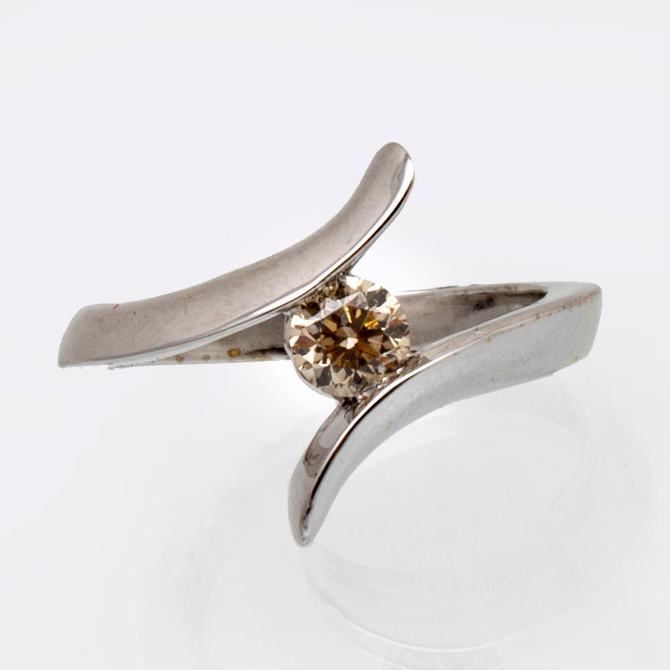 Ring 14K whitegold 1 brilliant-cut diamond 0,39 ct inscribed, light brown SI.