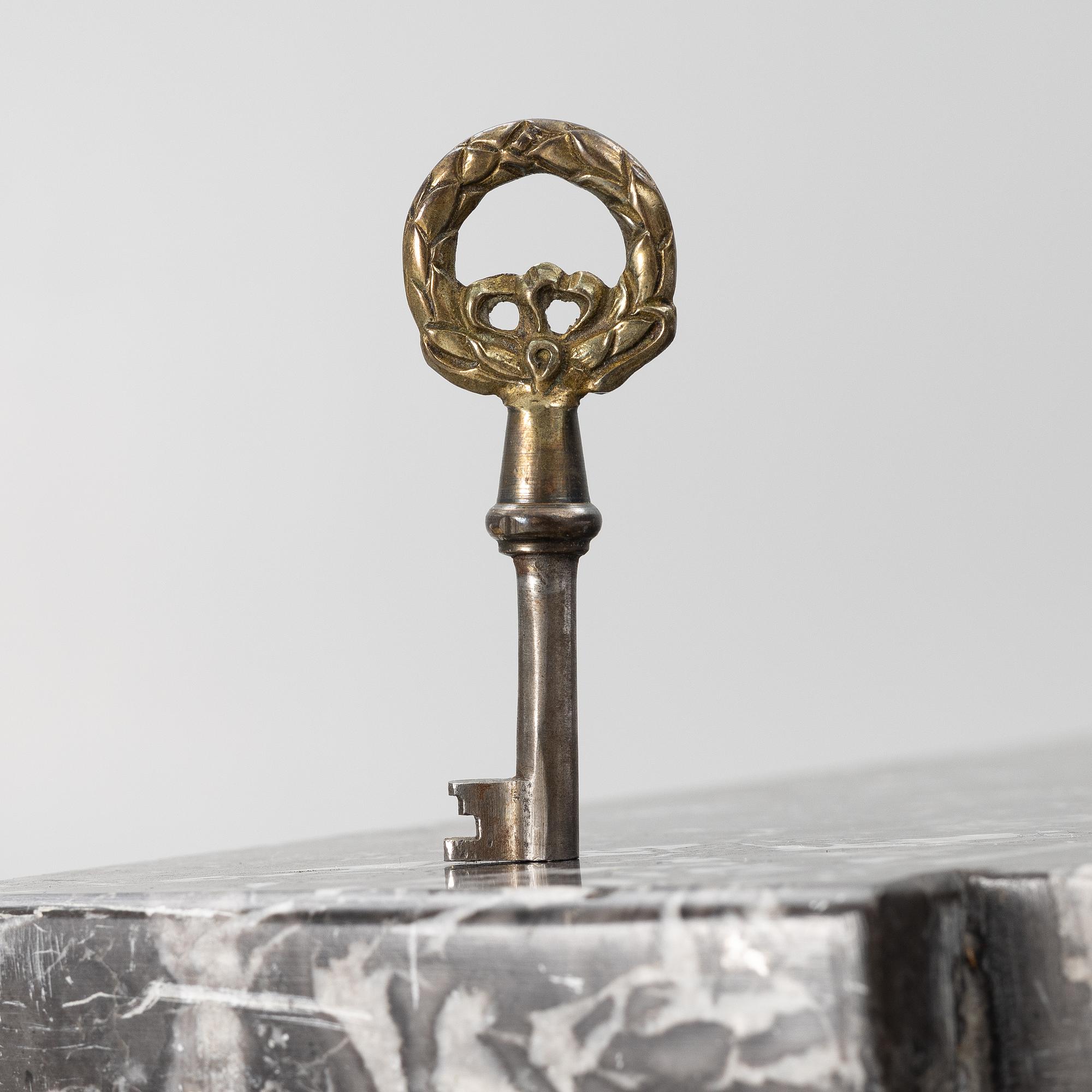 Chest of drawers, Gustavian style, first half of the 20th century.