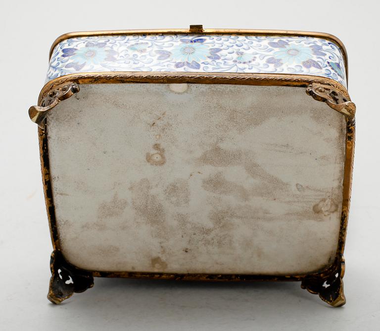 DOSA, porslin och mässing, 1800-/1900-tal.