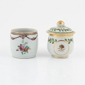 A matched set of 6 Chinese Export custard cups with covers and a cup, Qing dynasty, 18th Century.