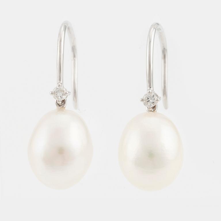 Örhängen 18K vitguld med odlade sötvattenspärlor och briljantslipade diamanter.