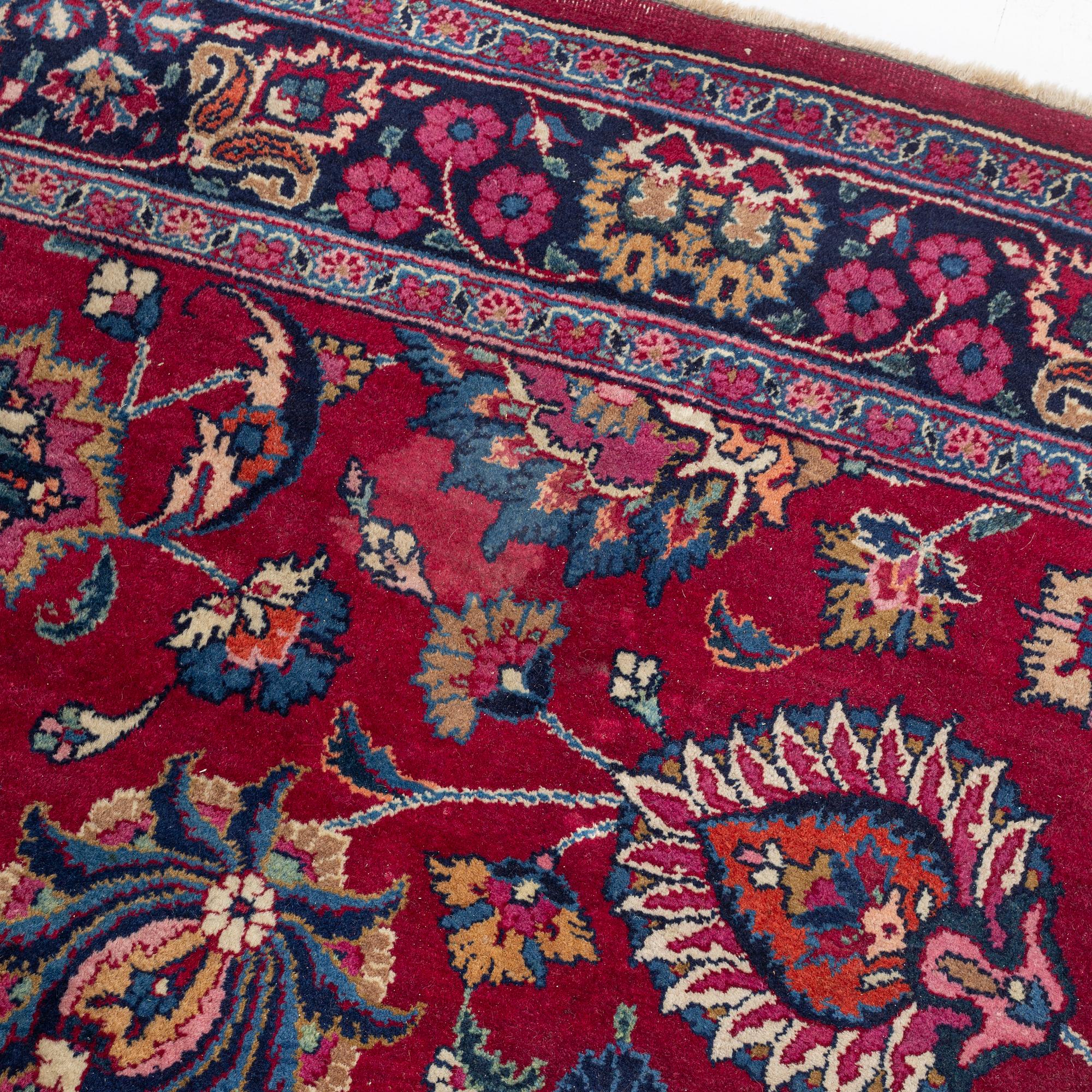 Matta, semiantik Meshed, signerad Saber, ca 460 x 152 cm.