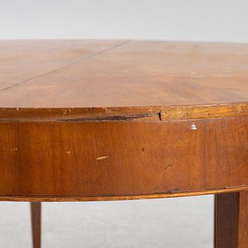 A mahogany-veneered dining table, first half of the 20th century.