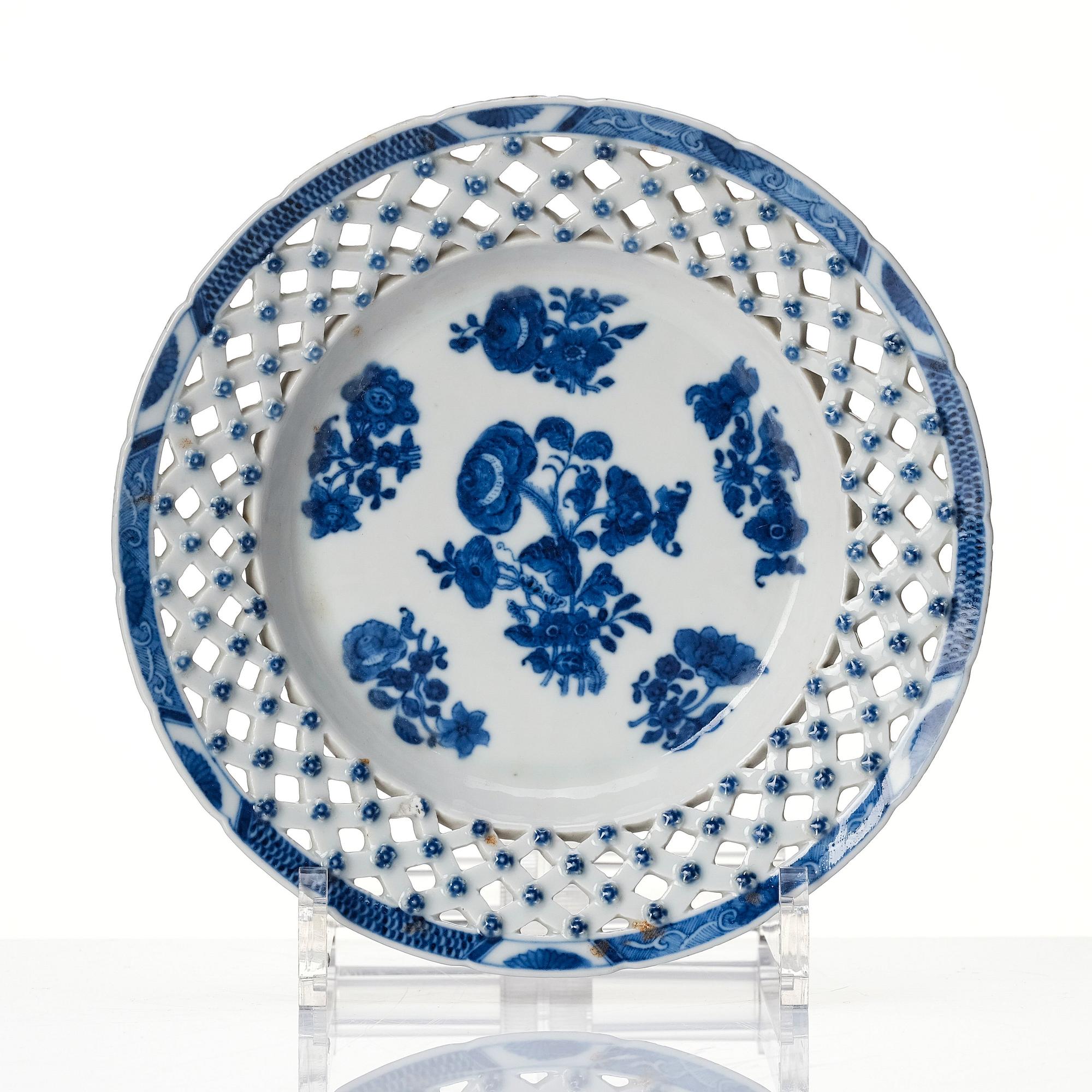 Gallerkorg med fat, kompaniporslin. Kina, Qingdynastin, Qianlong (1736-95).