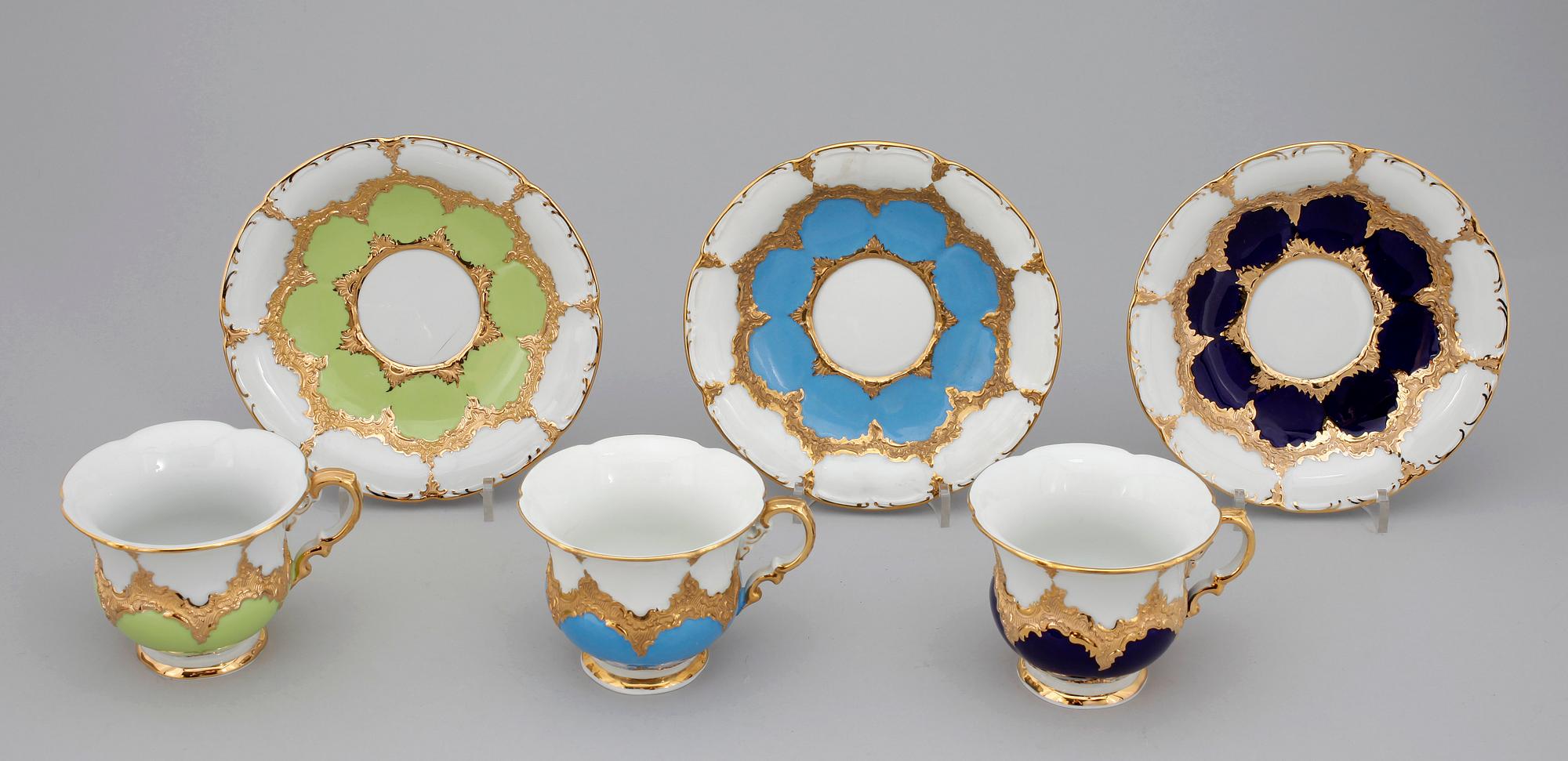 TEKOPPAR 3 st MED FAT OCH ASSIETTER, porslin, nyrokokostil, Meissen 1900-talets första hälft.