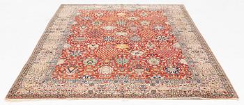 A semi-antique Tabriz carpet, ca 305 x 198,5 cm.