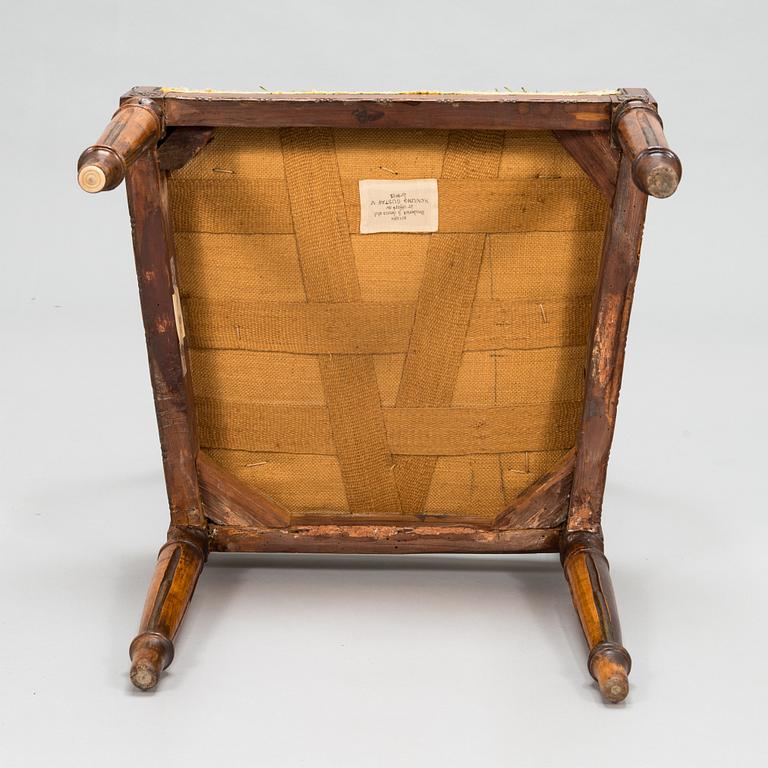 Karmstol, tillhört drottning Viktoria, Solliden, sits med broderi av Gustav V. Sannolikt Italien, 1800-tal.