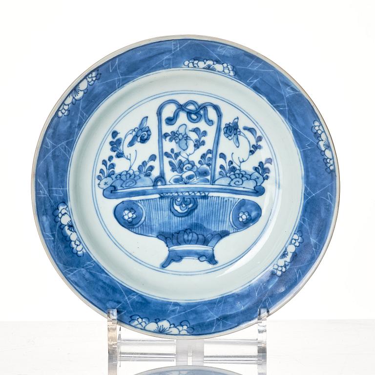 A group of six Chinese blue and white plates, Qing dynasty, 18th century.