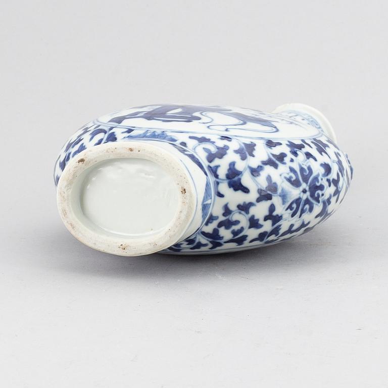 A blue and white moon flask/vase, Qing dynasty, Guangxu (1875-1908).