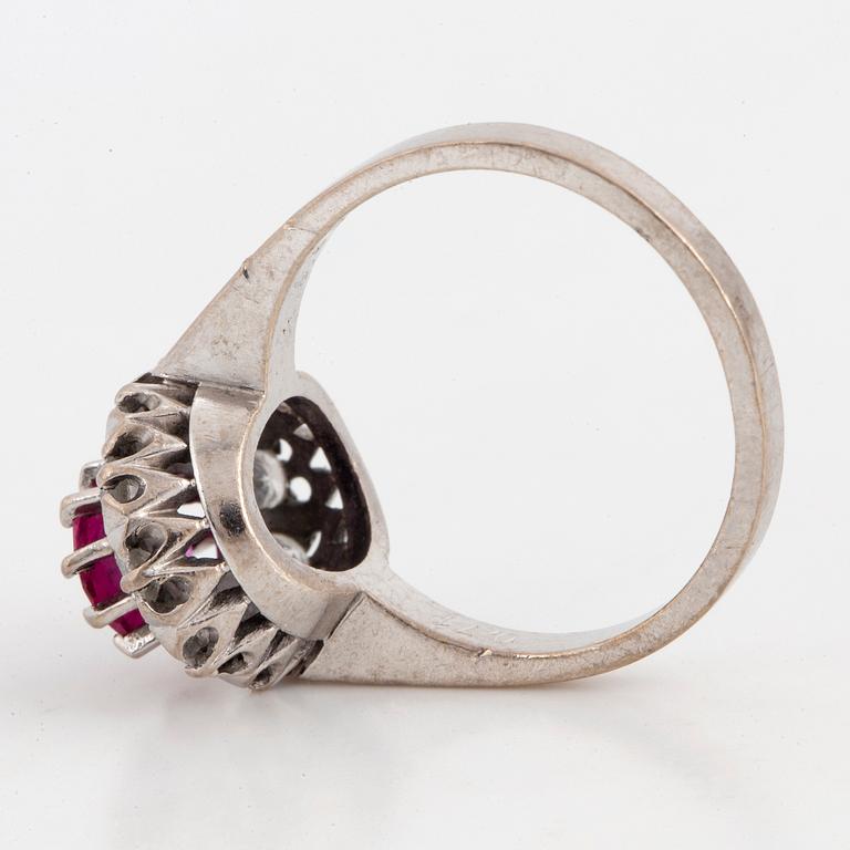 RING, med ovalslipad rubin 0.99 ct samt briljantslipade diamanter totalt 0.71 ct.