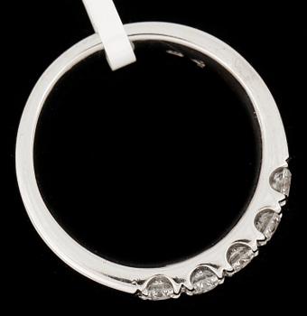 RING, 14k vitguld, 5 briljantslipade diamanter tot ca 0,61ct. Vikt ca 6,0 gram.