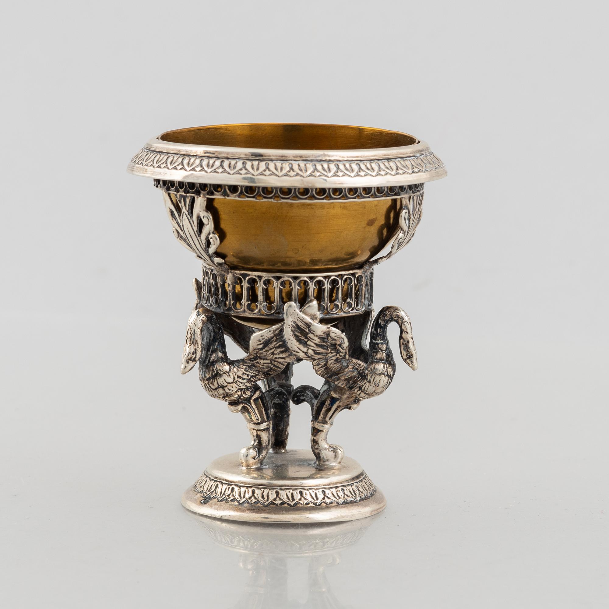 Skål på fot/saltkar, låghaltigt silver, fantasistämplar, empirestil, 1900-tal.