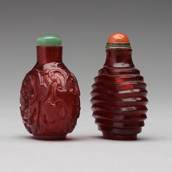 SNUSFLASKOR, två stycken, pekingglas. Kina, 1900-tal.