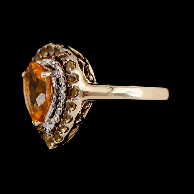 RING, 10K guld, diamanter tot ca 0.07 ct och citriner. Total vikt ca 4 g.