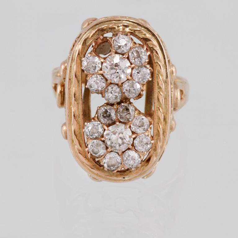 RING, 18K guld med 17 fasettslipade diamanter. Vikt 11,8 gram.