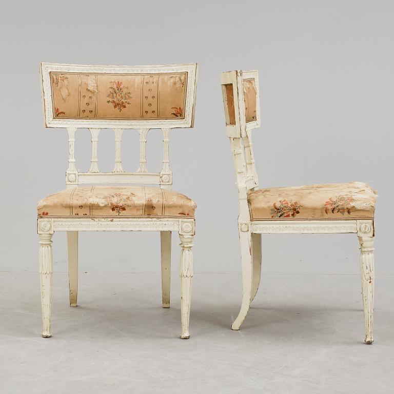 STOLAR, 2 stycken snarlika, gustavianska, varav en signerad Melchior Lundberg, 1700-tal.