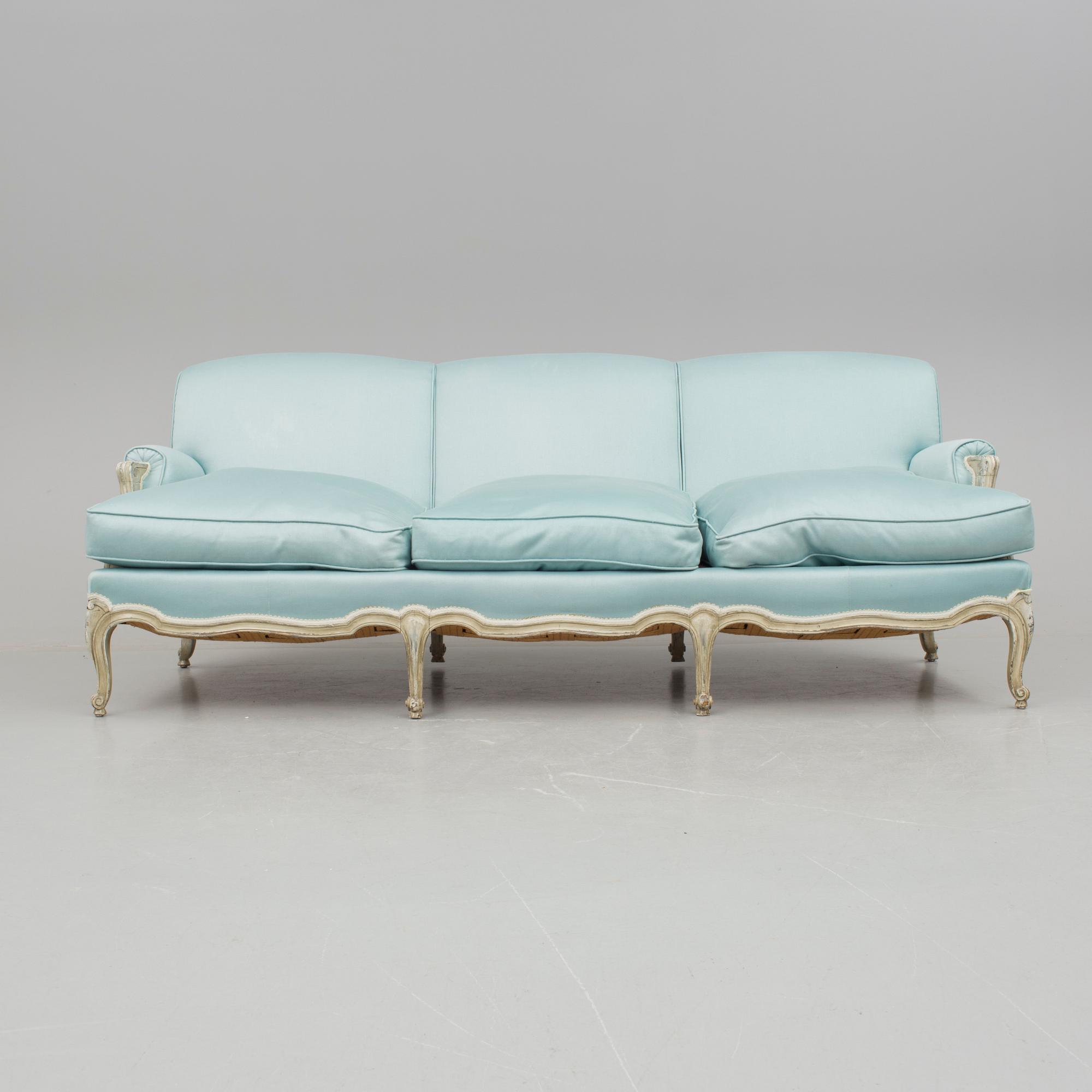 SOFFA OCH FÅTÖLJER, ett par. Rokokostil, 1900-talets andra hälft.