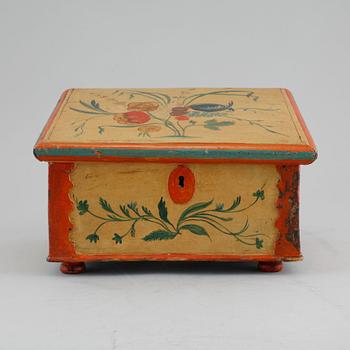 A wooden handicraft casket, made in the first half of the 19th century.