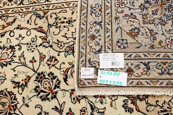 A Kashan carpet, a. 405 x 295 cm.