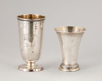 BÄGARE SAMT VAS, silver, CG Hallberg resp GAB, Stockholm 1906 resp 1947. Totalvikt ca 350 gram.