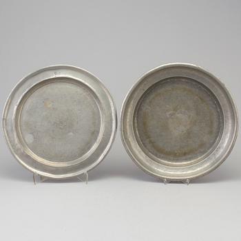 A pewter bowl and a plate, 18th century.