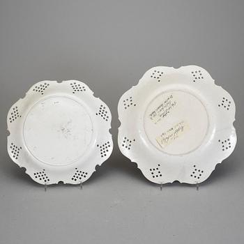 TALLRIKAR, 2 st. "Saltglazed", Staffordshire, omkring 1760.