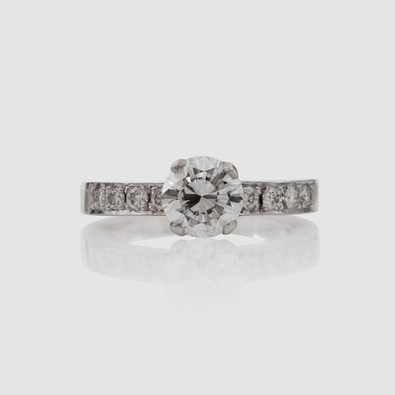 RING med briljantslipad diamant, 1.38 ct, cirka E/VS, sidostenar totalt 0.32 ct.