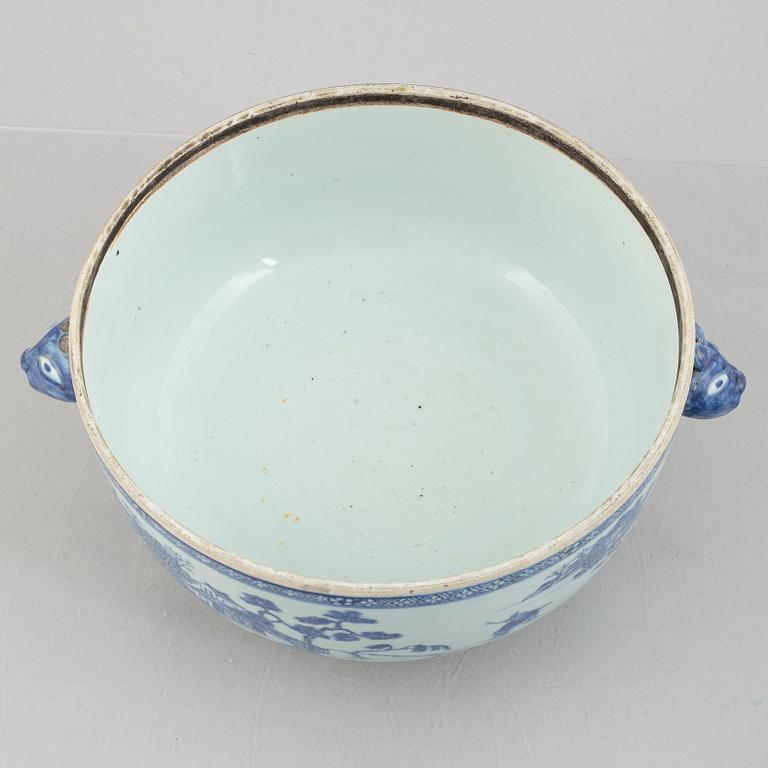 A Chinese export porcelain tureen with cover, Qing dynasty, Qianlong (1736-95).