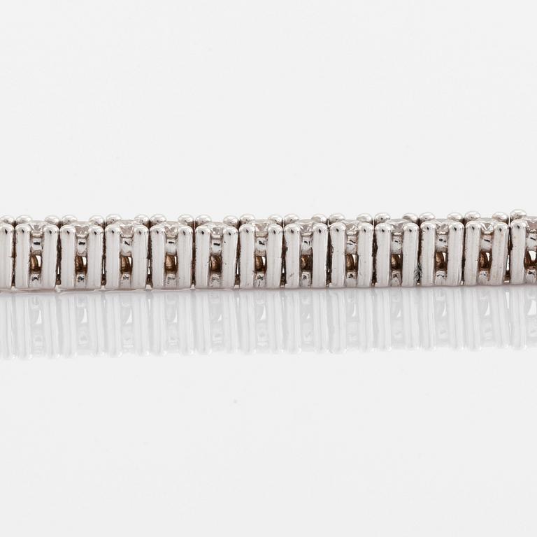 Brilliant cut diamond tennis bracelet.