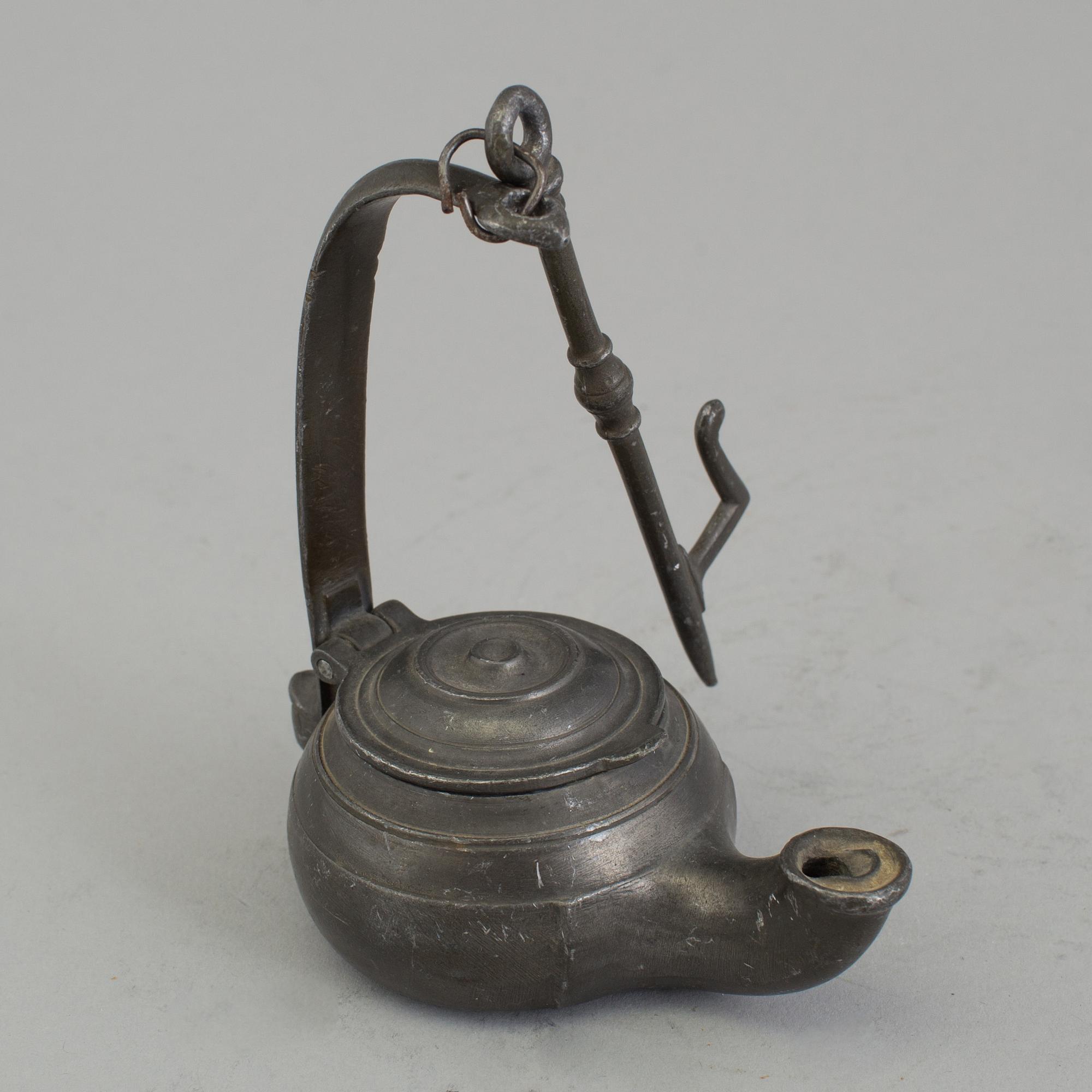 AN 18TH CENTURY PEWTER OIL LAMP.