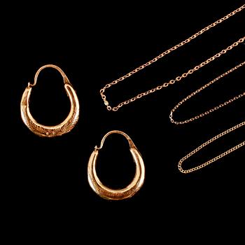 KEDJOR, 3 st samt ÖRHÄNGEN, 1 par, 18 k guld. Vikt ca 7 gram.